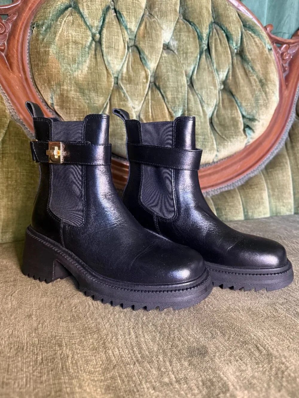 Steve Madden Gates Black Leather Chelsea Boots Gold Buckle Size 7.5 New